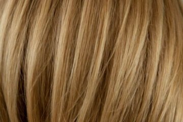 Blonde Strähnen auf Dunkelblond: Tipps für den perfekten Farbwechsel und Pflegehinweise