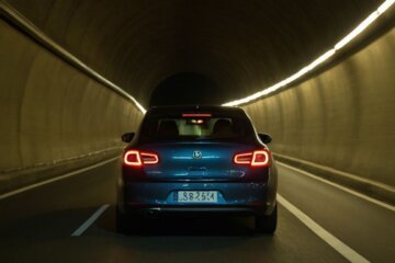 Sichere Verhaltensweisen im Tunnel mit Gegenverkehr: Tipps für Autofahrer